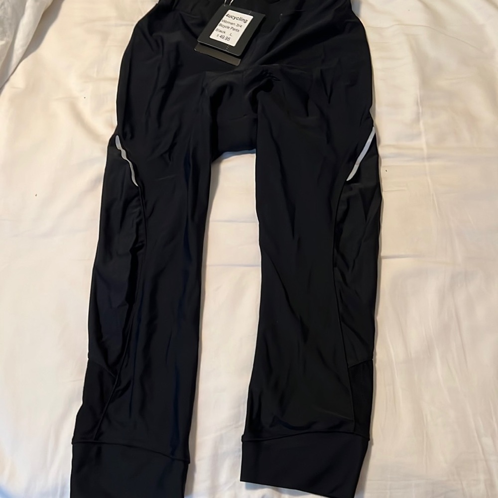 4U Cycling padded capri cycling leggings for women.